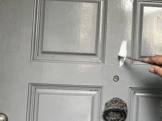 明石市の玄関ドア中塗り